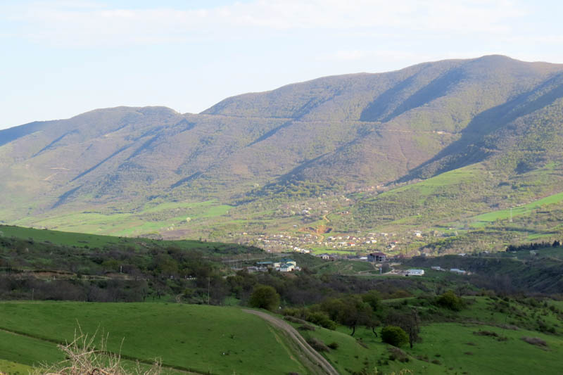 Скоро Гадрут. Вдали видны крайние дома города.
