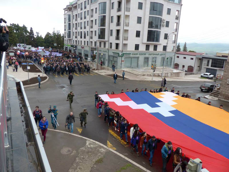 Люди идут колоннами... Люди идут колоннами...