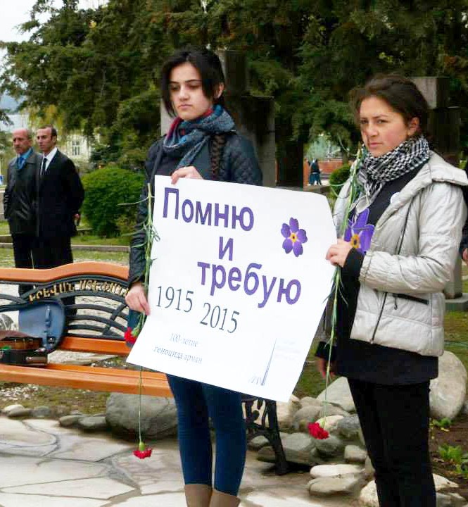 Девушки с плакатом. Девушки с плакатом.