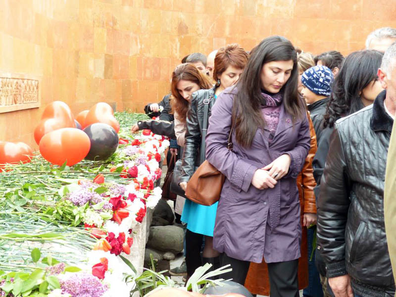 Возлагают цветы... Фото Давида Гукасяна. Возлагают цветы... Фото Давида Гукасяна.