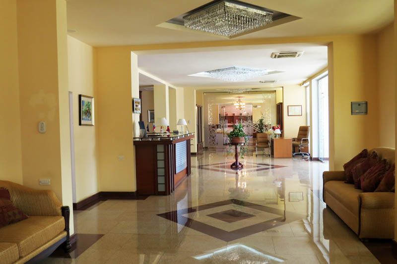 Холл гостиницы . Холл гостиницы .