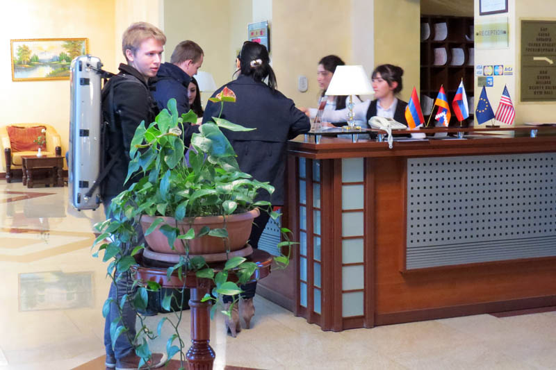 Через полчаса приехали другие гости. Через полчаса приехали другие гости.