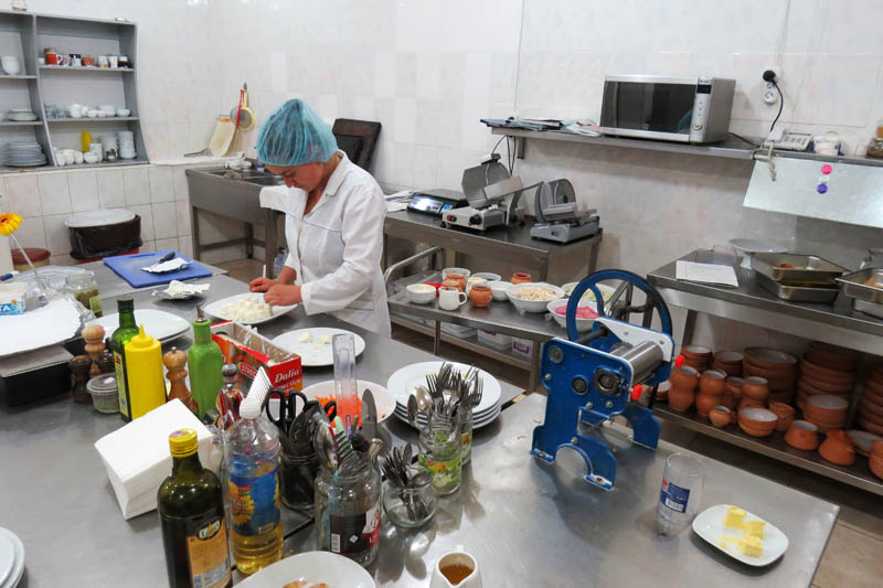 Марианна делает заготовку на завтрак. Марианна делает заготовку на завтрак.