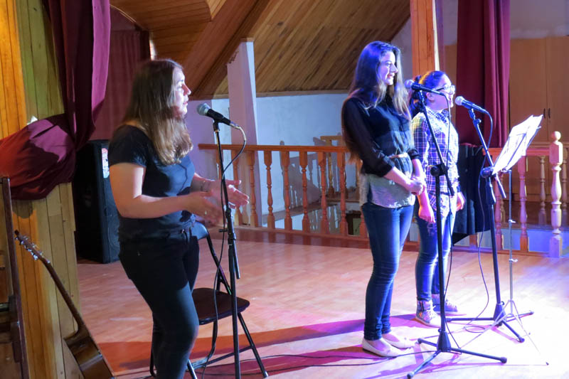 Таниа, Марьям и Мане исполняют песню Can t  help falling in love with you.