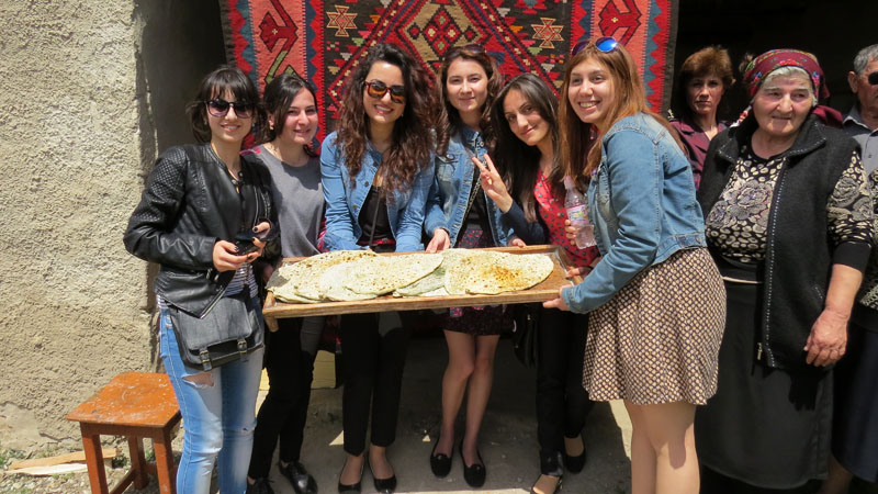 Первая группа девушек с готовыми женгелов ацами, которых мы повстречали. Первая группа девушек с готовыми женгелов ацами, которых мы повстречали.