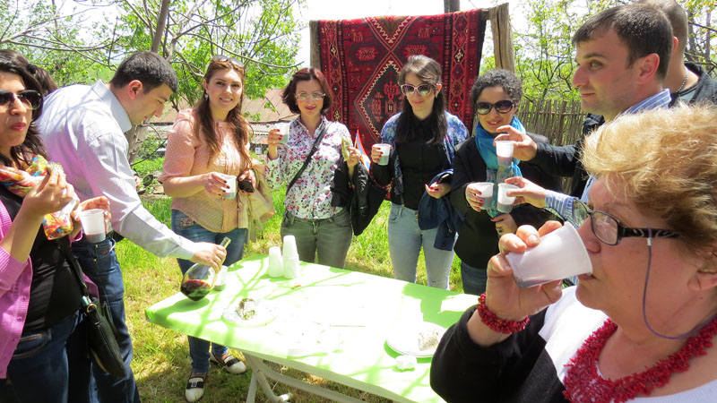 Справа группа молодых людей уже дегустировала вино. Справа группа молодых людей уже дегустировала вино.