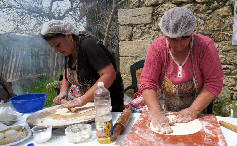 Мастера раскатывают тесто. Мастера раскатывают тесто.