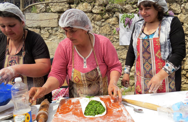 Закладывают зелень Закладывают зелень