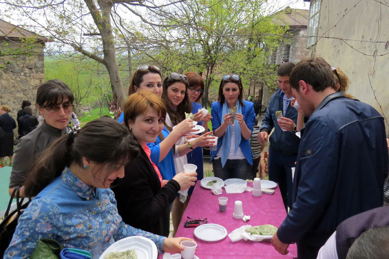 Эта компания в стороне отдыхает, лакомясь вкусными женгелов ацами и запивая сухим карабахским вином. Эта компания в стороне отдыхает, лакомясь вкусными женгелов ацами и запивая сухим карабахским вином.