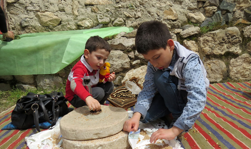 Мелкие решили поробовать на деле, что такое жернова. Мелкие решили поробовать на деле, что такое жернова.