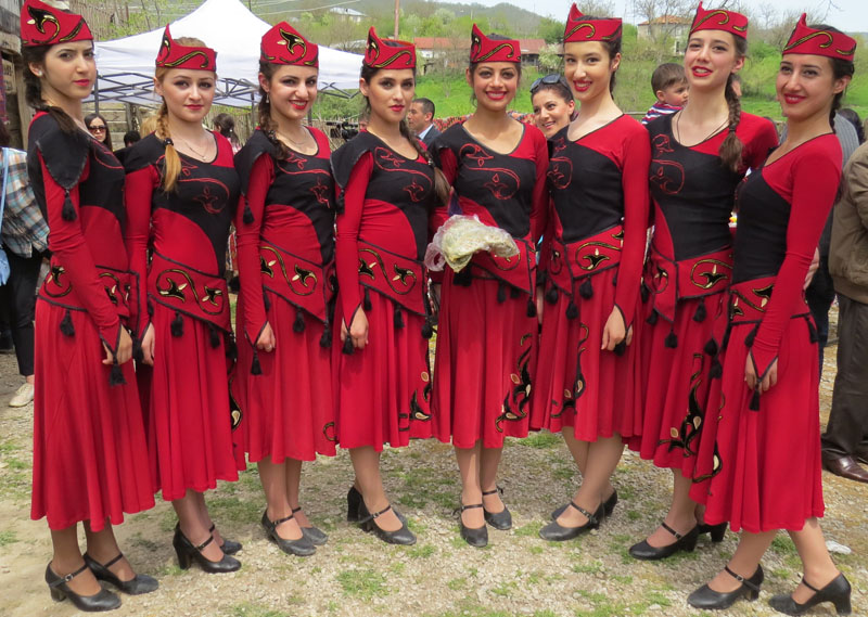 Наши девушки из госсансамбля. Наши девушки из госсансамбля.