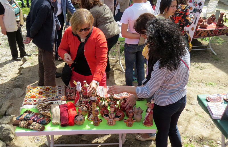 Гости с удовольствием покупали себе сувениры на память. Гости с удовольствием покупали себе сувениры на память.