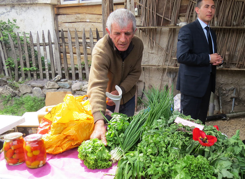 Мужчина принёс на продажу экологически чистую зелень со своего приусадебного участка. Мужчина принёс на продажу экологически чистую зелень со своего приусадебного участка.