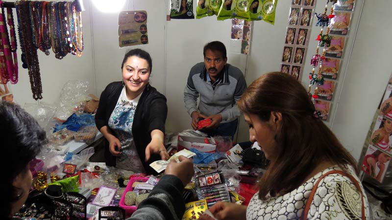 Ярмарка индийских товаров в Степанакерте. Ярмарка индийских товаров в Степанакерте.