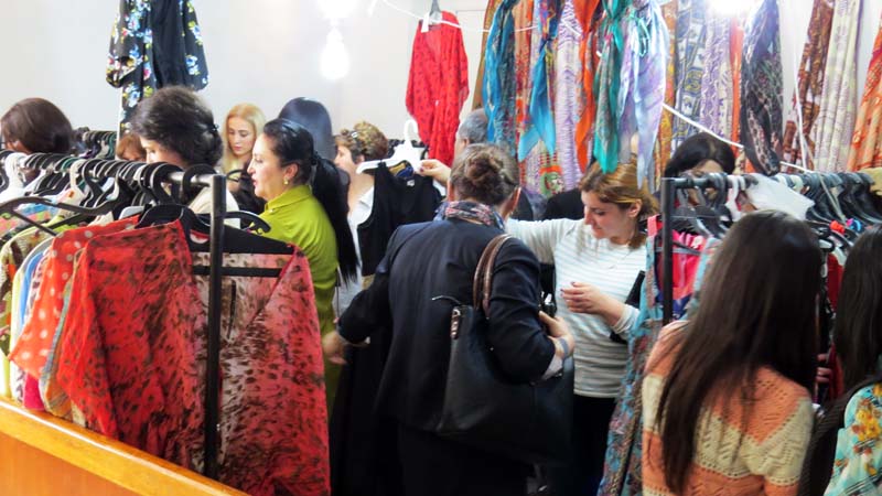 Ярмарка индийских товаров в Степанакерте. Ярмарка индийских товаров в Степанакерте.