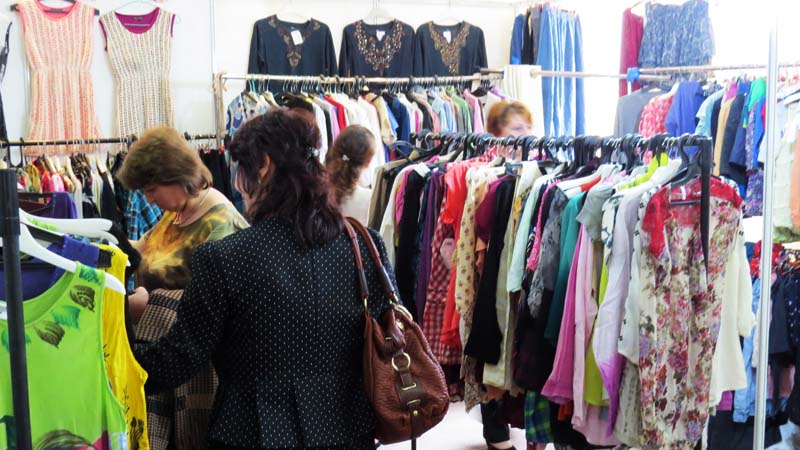 Ярмарка индийских товаров в Степанакерте. Ярмарка индийских товаров в Степанакерте.