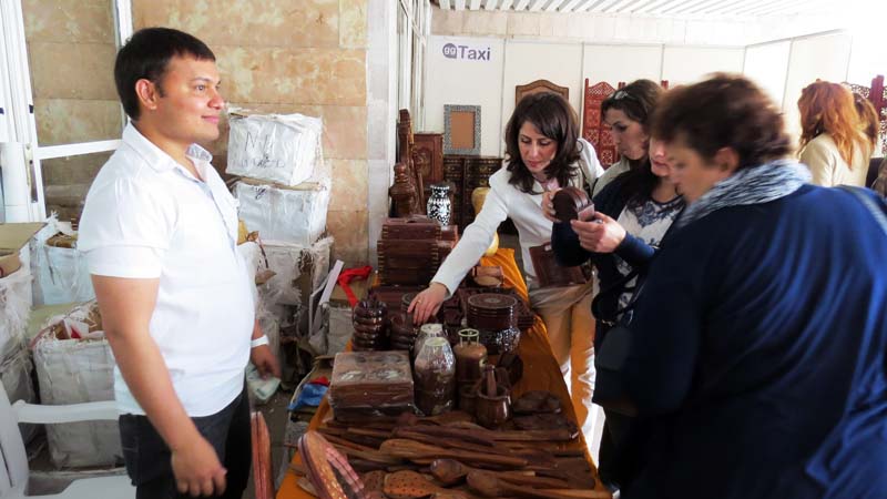 Ярмарка индийских товаров в Степанакерте. Ярмарка индийских товаров в Степанакерте.