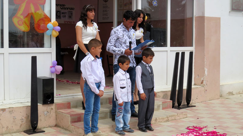 Выпускники. Слева на право: Лусине Габриелян, Наири Ихтиарян и Рипсиме Степанян.