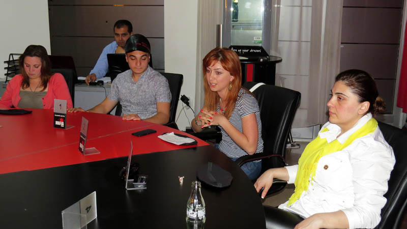 После прохождения фазы ночи, каждому игроку даётся минута для объяснния своей роли и высказать подозрения...