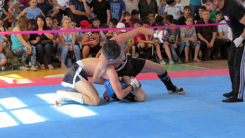 На татами Тигран Арутюнян (снизу) и Сергей Григорян. Вес от 57кг. до 62 кг На татами Тигран Арутюнян (снизу) и Сергей Григорян. Вес от 57кг. до 62 кг