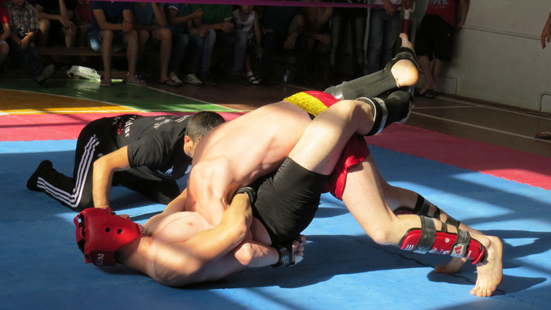 Борятся Айк Айрапетян и Давид Петросян. Вес от 70кг.300гр. до 77кг. 100 гр. Борятся Айк Айрапетян и Давид Петросян. Вес от 70кг.300гр. до 77кг. 100 гр.