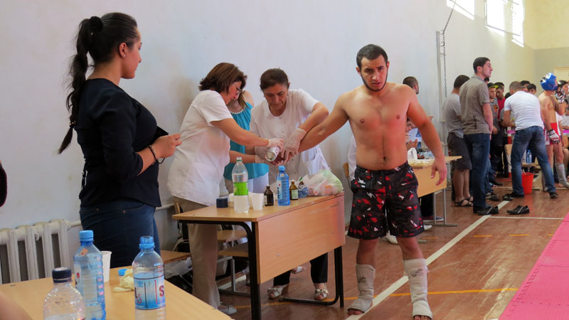 У Хачика Бавияна перелом большого пальца. У Хачика Бавияна перелом большого пальца.