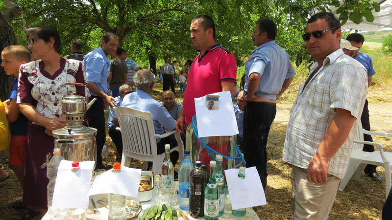 Частник выставил свою продукцию. Частник выставил свою продукцию.