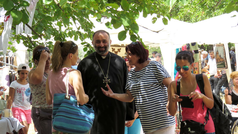 о.Саака Шакарян с прихожанами. о.Саака Шакарян с прихожанами.