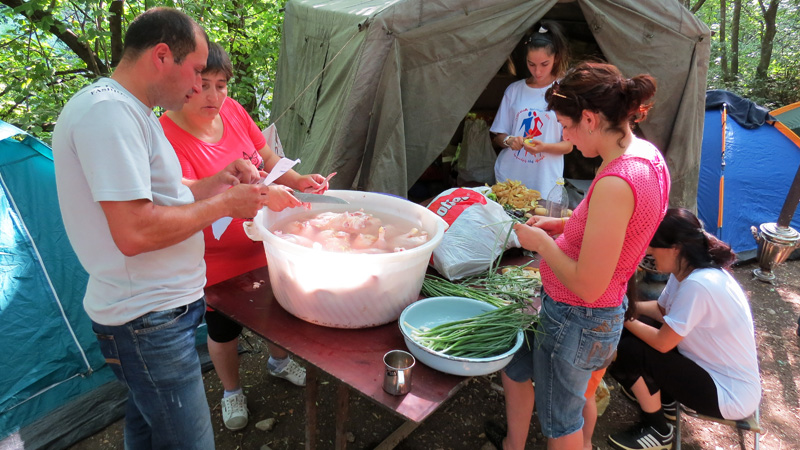 Подготовка к ужину. Подготовка к ужину.