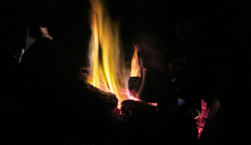 Огонь затухает... пора на боковую... Огонь затухает... пора на боковую...