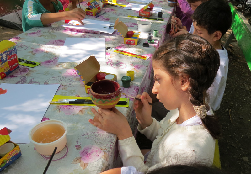 Девочка раскрашивает чашу. Девочка раскрашивает чашу.