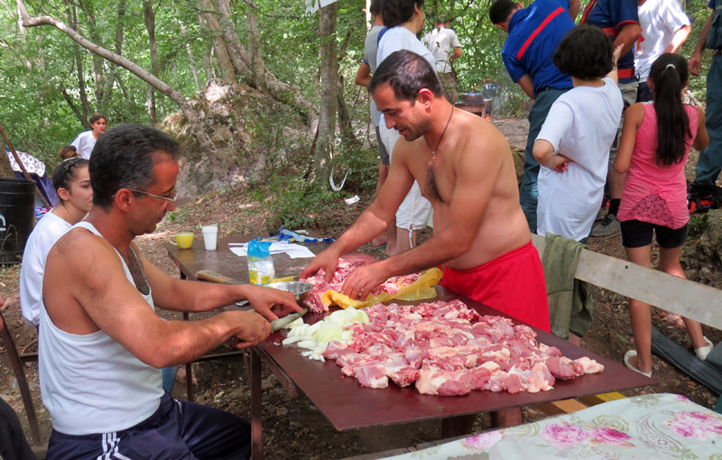 Тем временем, ребята готовят мясо для шашлыка на ужин. Тем временем, ребята готовят мясо для шашлыка на ужин.