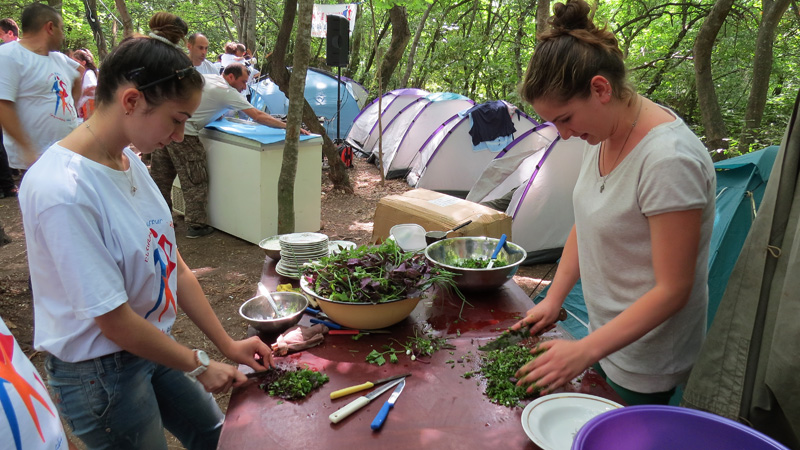 А девушки помогают Марине. А девушки помогают Марине.