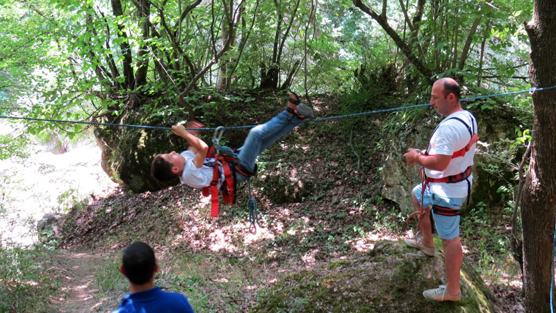Семья Багиряна Гагика из Шуши проходит препятсвие навесная переправа. Семья Багиряна Гагика из Шуши проходит препятсвие навесная переправа.