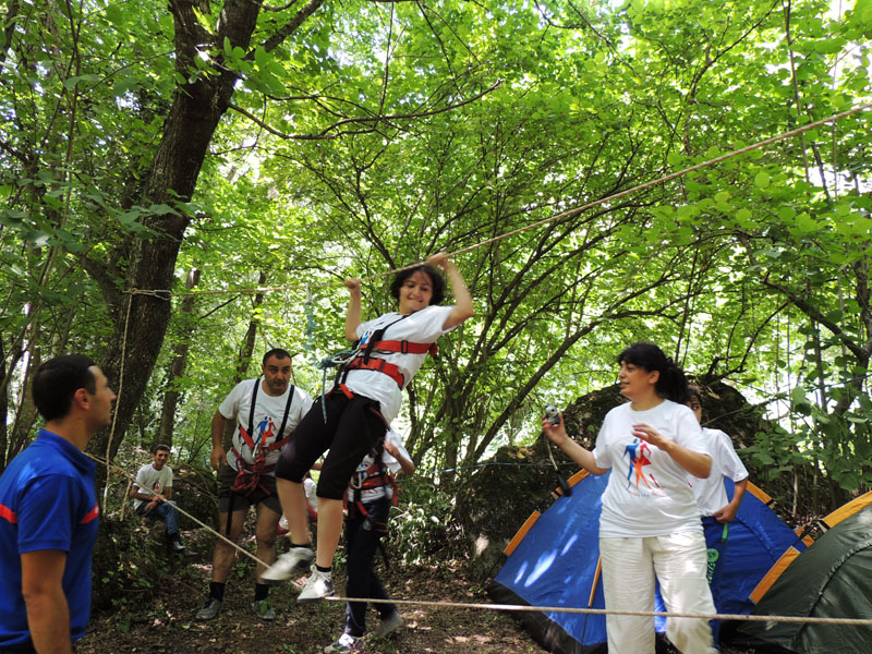 Семья Меружана Бабаяна проходит препятствие параллельная верёвка. Семья Меружана Бабаяна проходит препятствие параллельная верёвка.