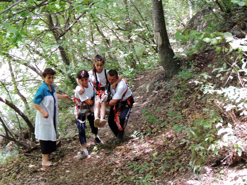 Переноска раненного. Переноска раненного.