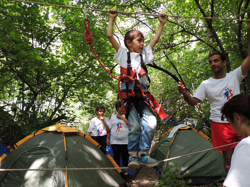 Мелкий спокойно предолевает это препятствие. Мелкий спокойно предолевает это препятствие.