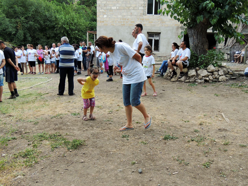 Малышка Гоар решила поиграть со своей мамой. Малышка Гоар решила поиграть со своей мамой.