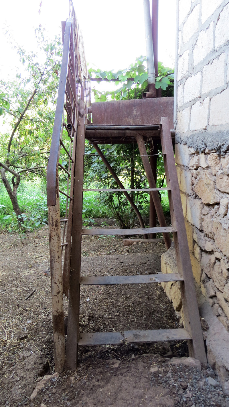 Лестница со двора в дом. Лестница со двора в дом.