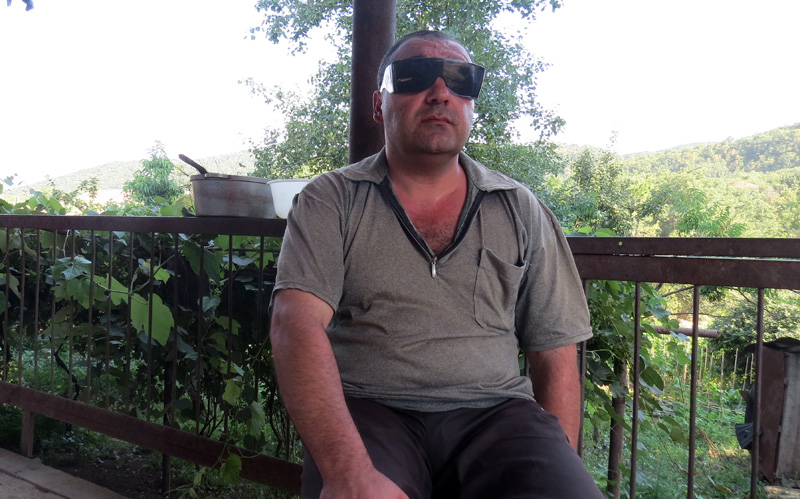 Я рассматривал Артёма правильные черты лица, лоб в шрамах, большие тёмные очки закрывали глаза. Я рассматривал Артёма правильные черты лица, лоб в шрамах, большие тёмные очки закрывали глаза.