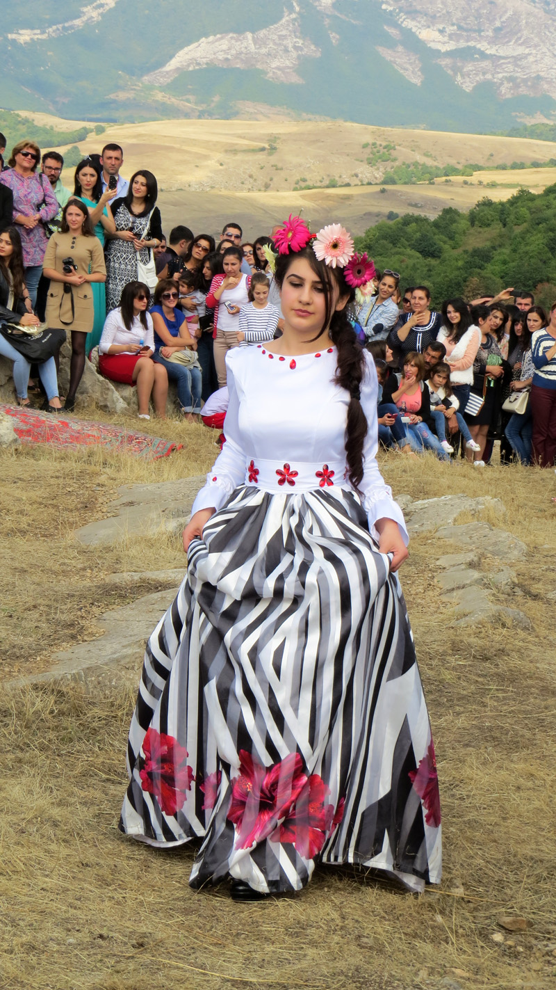 А вот и первая девушка пошла... А вот и первая девушка пошла...