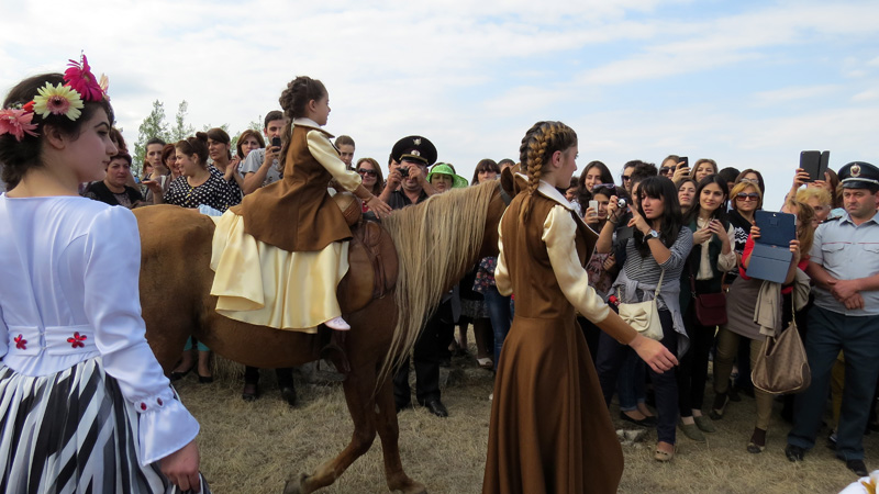 малышка в красочном красивом платье верхом на сказочно-прекрасном коне... малышка в красочном красивом платье верхом на сказочно-прекрасном коне...