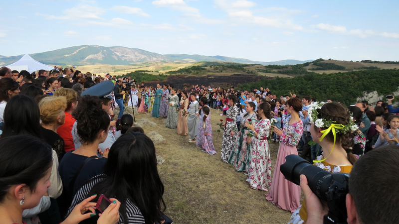 Конец показа, девушки вышли к зрителям. Конец показа, девушки вышли к зрителям.