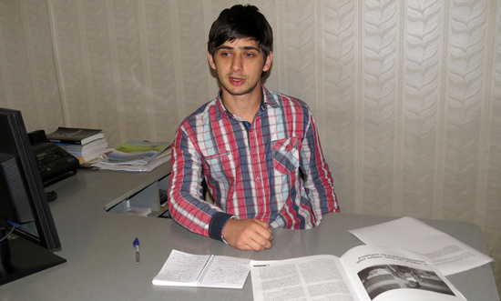 Ведущий мероприятия Айк Газарян, представитель Степанакертского пресс-клуба.