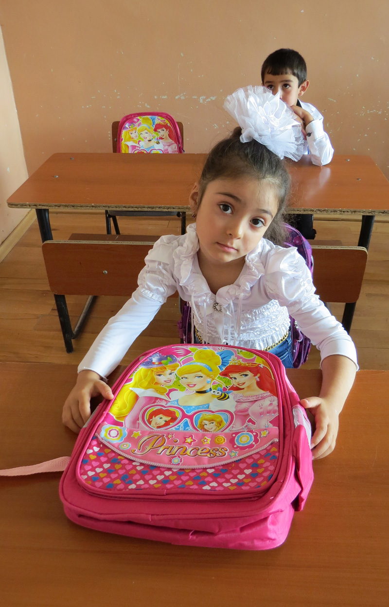 Все школьники в этом году получили подарки - сумки с принадлежностями от генерала Манвела Григоряна из Армении.