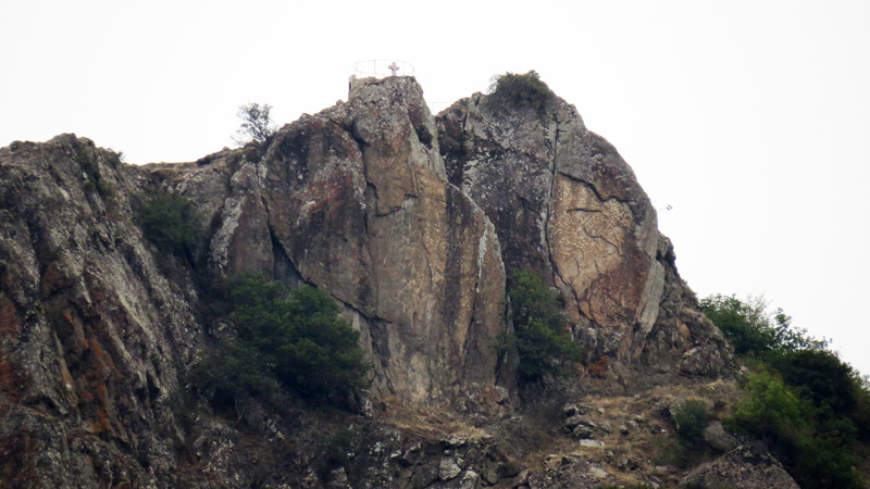 Скала, на котором виден крест называется Гюрджи хач (гюрджи - грузин, хач - крест).