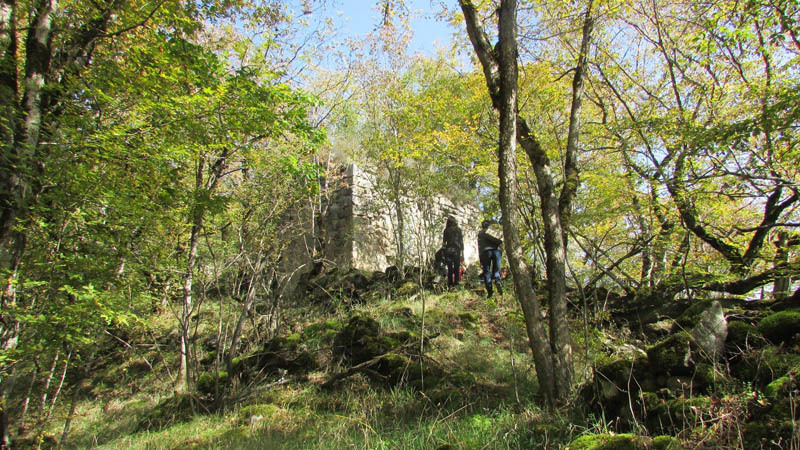 Поднявшись на вершину горы, среди деревьев мы увидели церковь «Тера Наатак»...