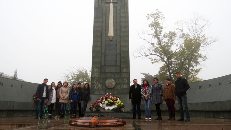  Фото на память. Мемориал погибшим. г.Мартакерт.