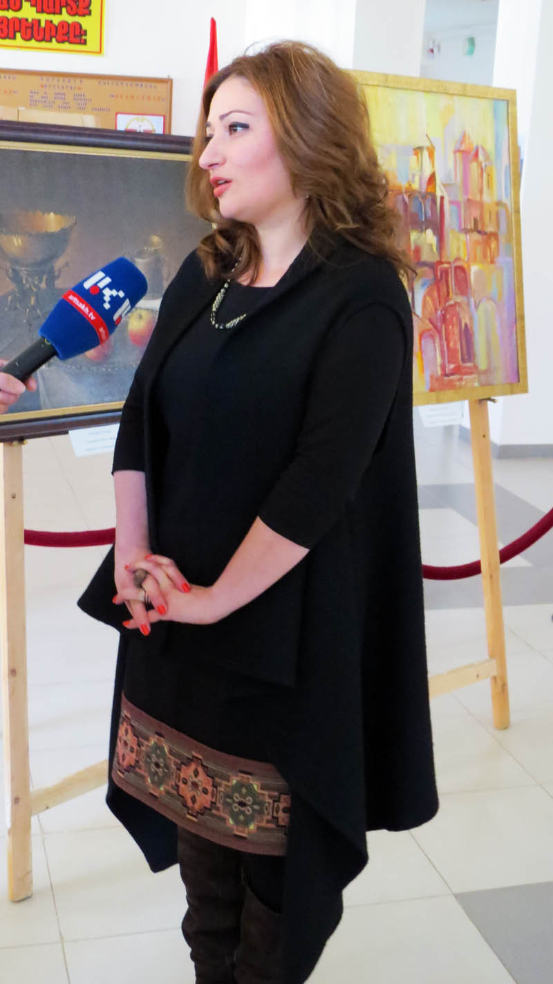 Лусине Гаспарян даёт интервью. Лусине Гаспарян даёт интервью.