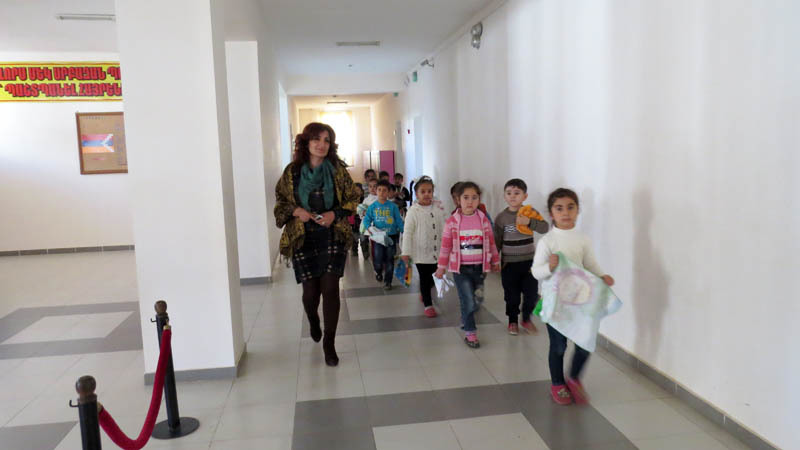 Первоклашки идут на перемену. Первоклашки идут на перемену.